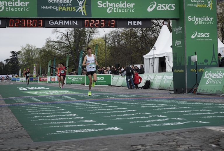 Guillaume Adam en el Maratón de París 2023, marca personal en 2h23