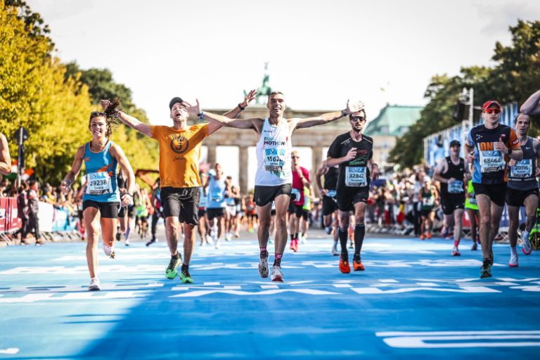 Vincent en los últimos metros del Maratón de Berlín, con la Puerta de Brandeburgo al fondo.