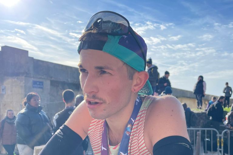 Louis al final del Maratón de La Rochelle
