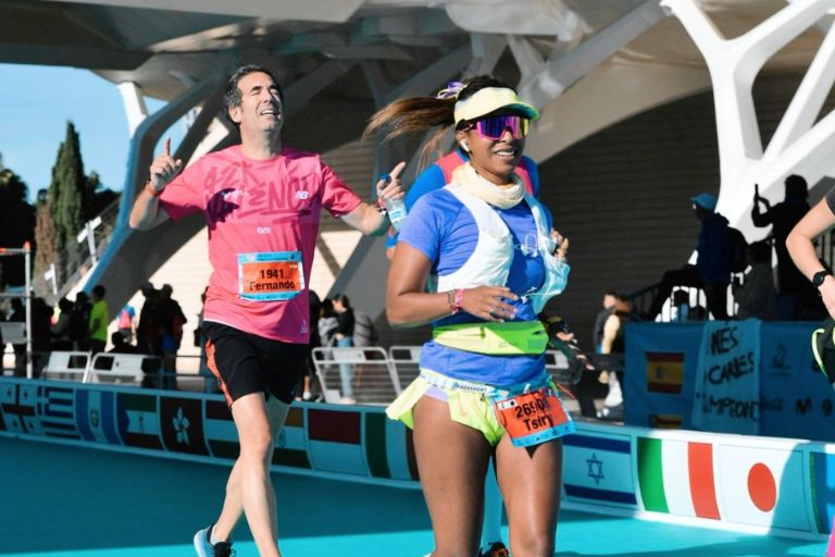 Tsiry en la línea de meta del Maratón de Valencia