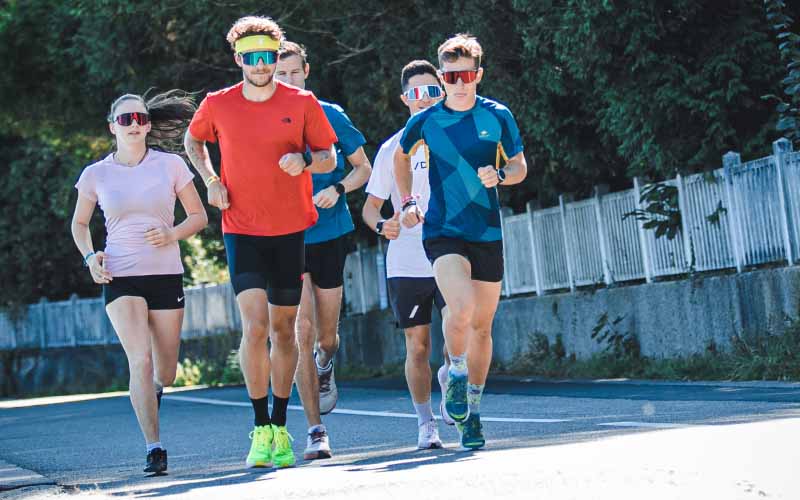 Corredor entrenando con técnica correcta para evitar lesiones al correr y entrenar sin dolor.