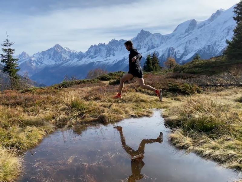 Corredor entrenando en altitud para mejorar VO2max y rendir mas en carreras de resistencia