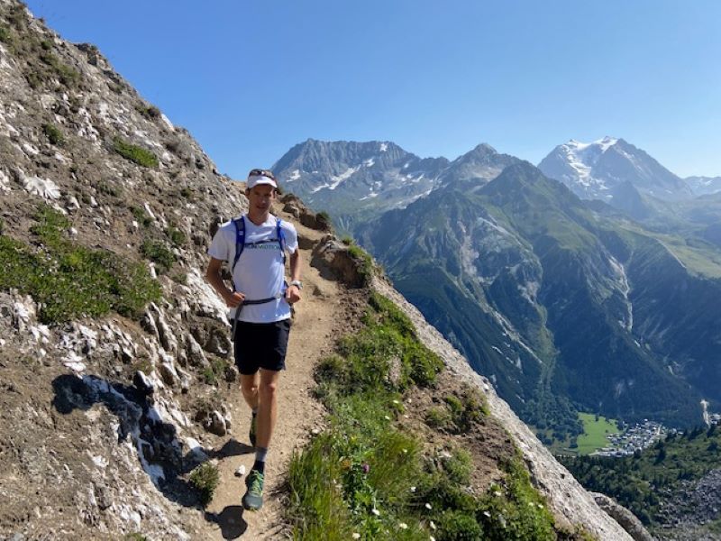 Corredor entrenando en altitud para mejorar VO2max y rendimiento en running de resistencia