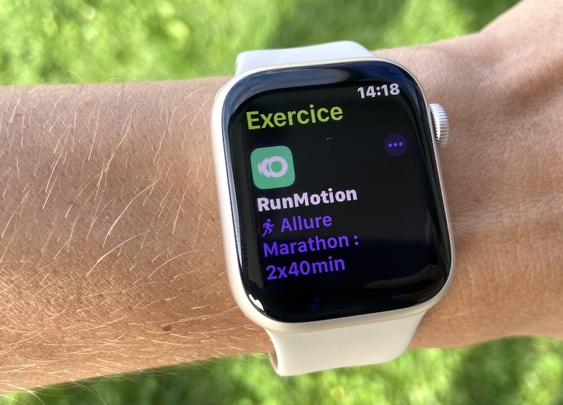 Apple Watch mostrando entrenamientos estructurados de running con la guia de RunMotion Coach.