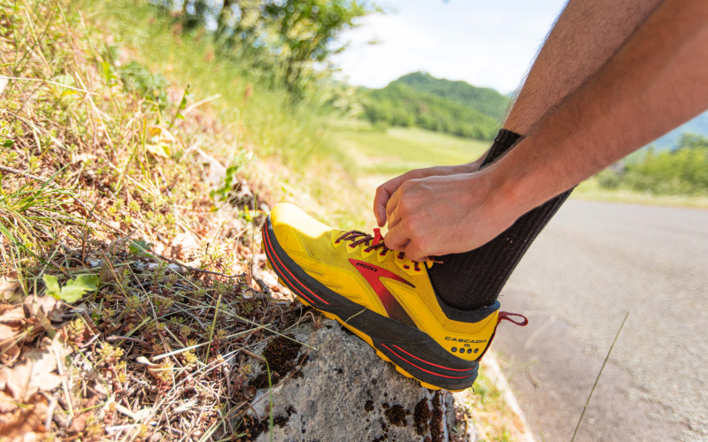 Corredor revisa zapatillas y equipamiento de running para volver a correr sin lesiones.