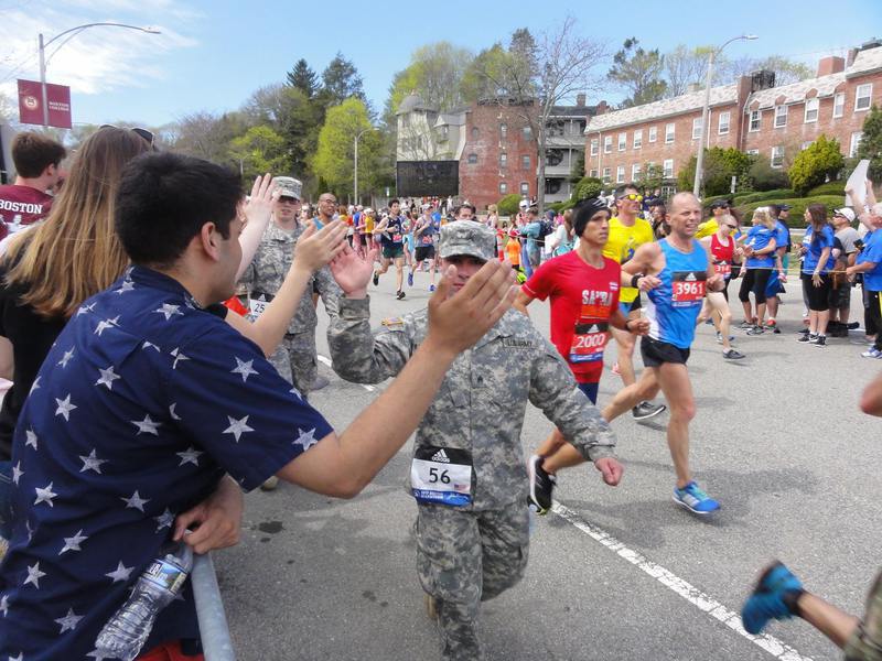 Corredor en el Maratón de Boston, con recorrido histórico y guía para conseguir dorsal.