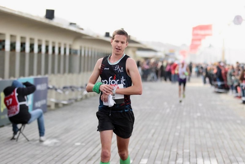 Corredores en el Maratón de Deauville, Francia 2024, un reto de running turístico.