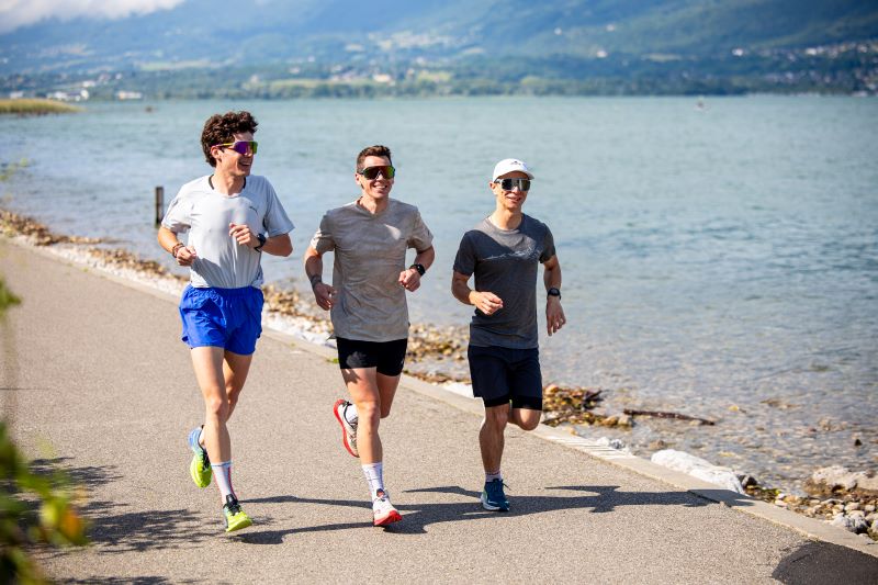 Corredor en sendero evaluando su nivel de forma para iniciar plan de entrenamiento running trail.