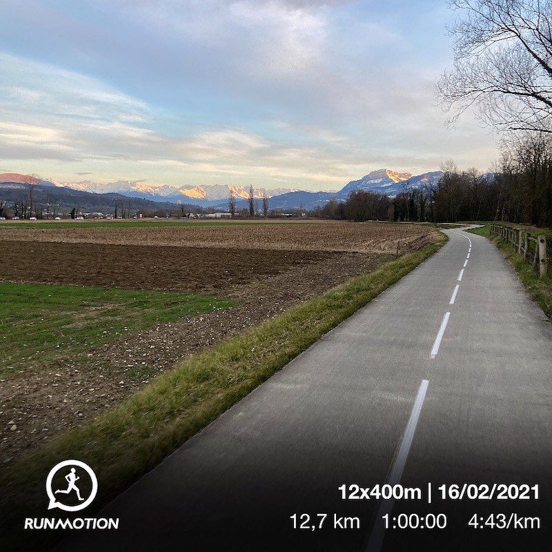 Corredor en Chambéry haciendo running en asfalto llano, con rutas de trail hacia la montaña.
