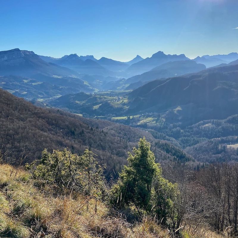 Corredor en recorridos de running y trail en Chambéry, combinando ruta urbana y montaña.