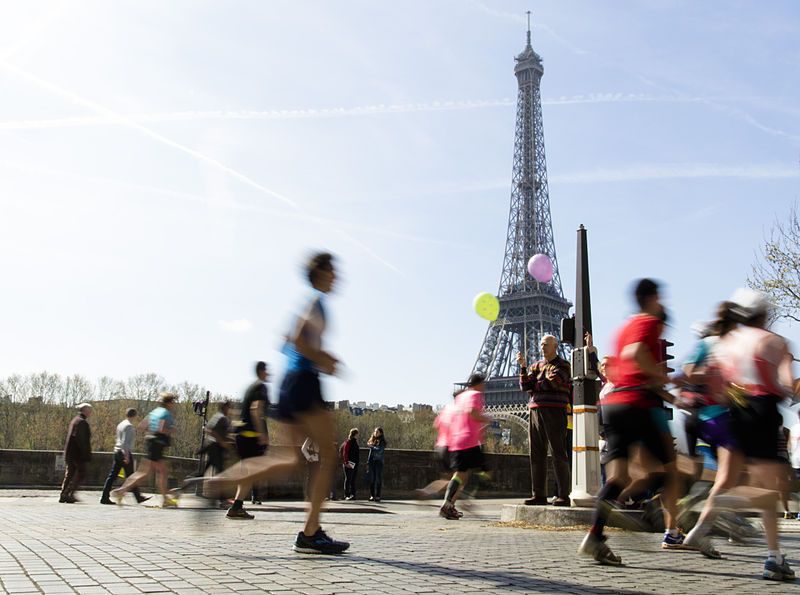 Runner corriendo en Paris por la Torre Eiffel y el Bois de Vincennes en dos rutas miticas.