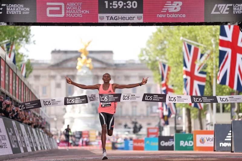 Sabastian Sawe cruza la meta del Maratón de Londres 2026 en 1:59:30