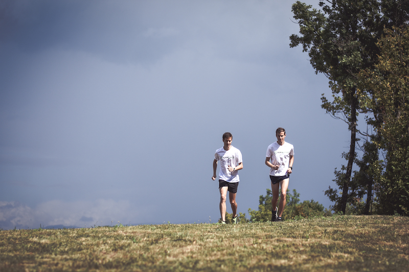 Corredor entrenando en pista para calcular y mejorar el umbral anaeróbico en running.