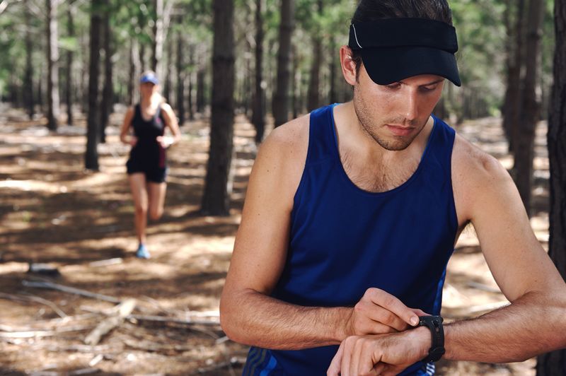 Runner entrenando con VMA y frecuencia cardíaca para calcular la FC de reserva Karvonen.