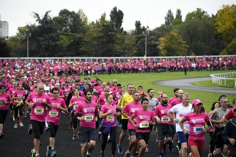 Corredor prepara alimentación e hidratación para carrera 5K o 10K sin arruinar el rendimiento.