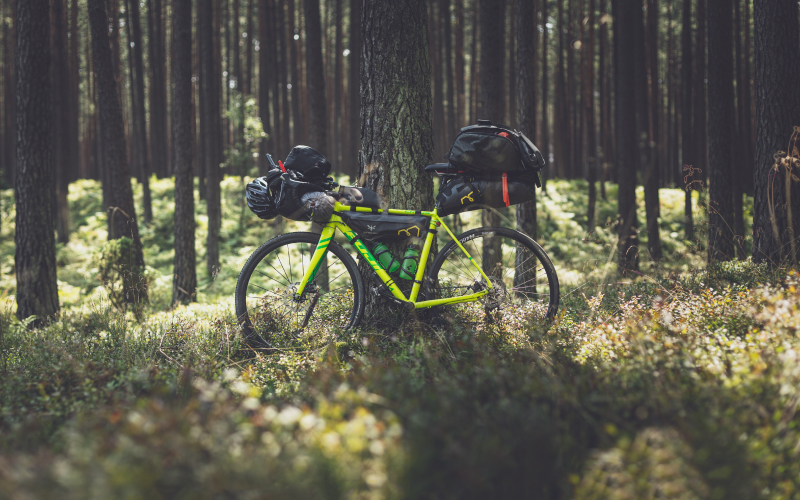 Ciclista en ruta de bikepacking para principiantes con material esencial y consejos profesionales.