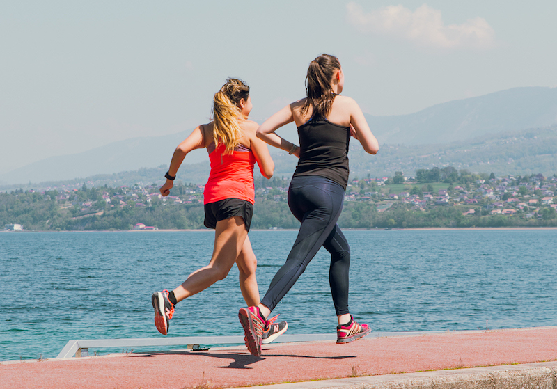 Corredor calculando su IMC en una app para optimizar running y mejorar rendimiento.