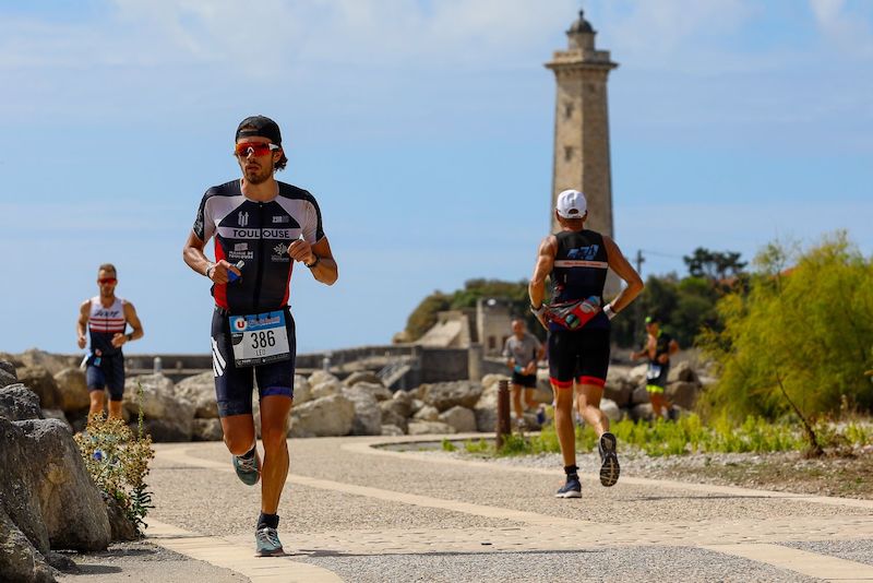 Runner convirtiendose en triatleta entrenando para su primer triatlon con consejos clave de preparacion.