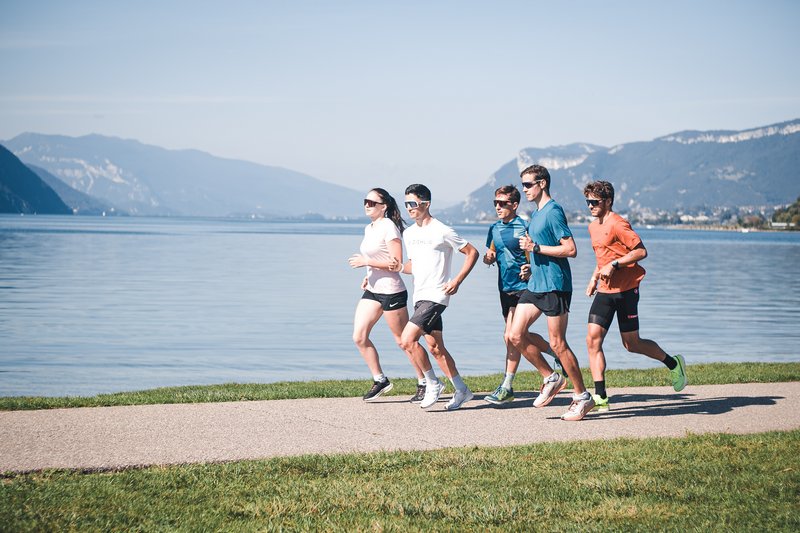 Corredores entrenan en grupo, combinando running y fuerza para mejorar rendimiento y cuerpo de verano.