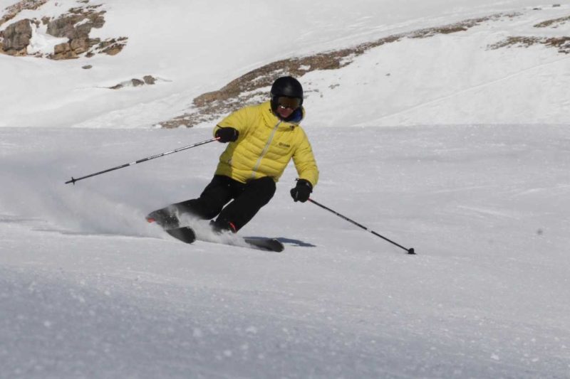 Corredor entrenando en vacaciones de esquí para mantener forma física y rendimiento en carrera.