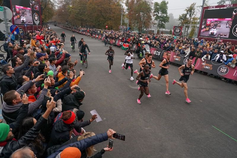 Eliud Kipchoge corriendo, con datos de VMA 24,3 km/h, récords y resistencia excepcional.