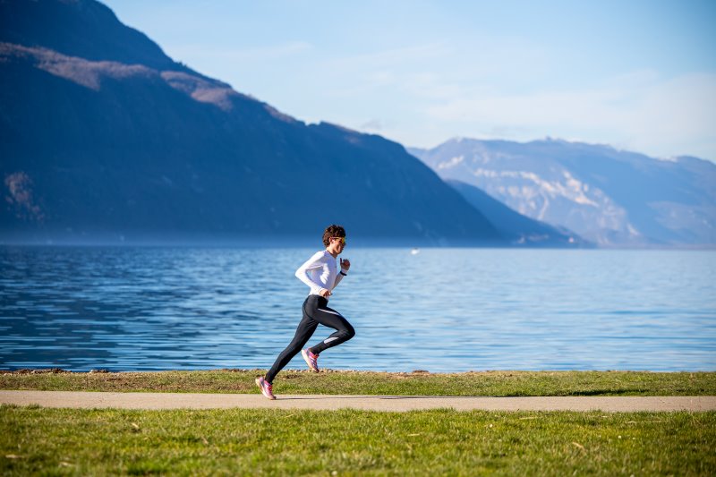 Runner entrenando en ayunas durante Ramadán evitando el mediodía para hacerlo de forma segura.