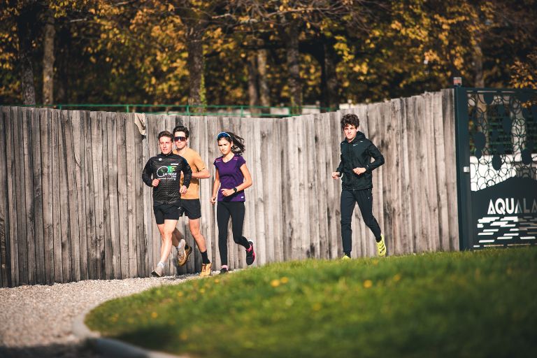 Corredor entrenando running en vacaciones para mantener la forma con un plan práctico