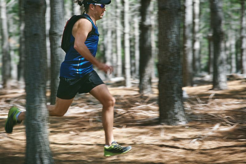 Corredores en el Festival des Templiers, ultra trail duro con ruta epica entre montanas.