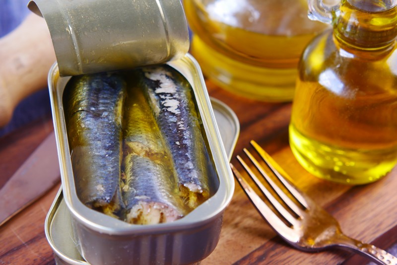 Corredor de resistencia con alimentos ricos en omega 3 y 6 para mejorar rendimiento.