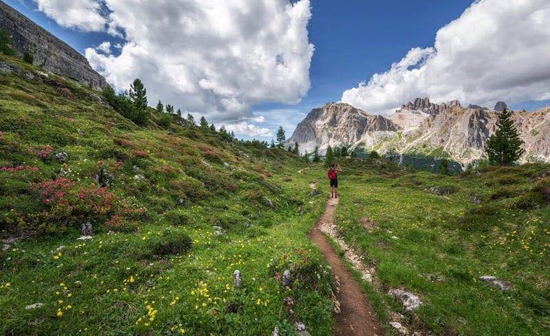 Corredor de ultra trail en el UTMB Mont Blanc, siguiendo una guia completa de la carrera.