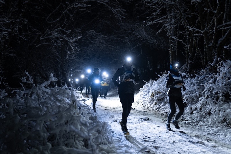 Linterna frontal para trail running en 2026, ideal para correr de noche en montaña.