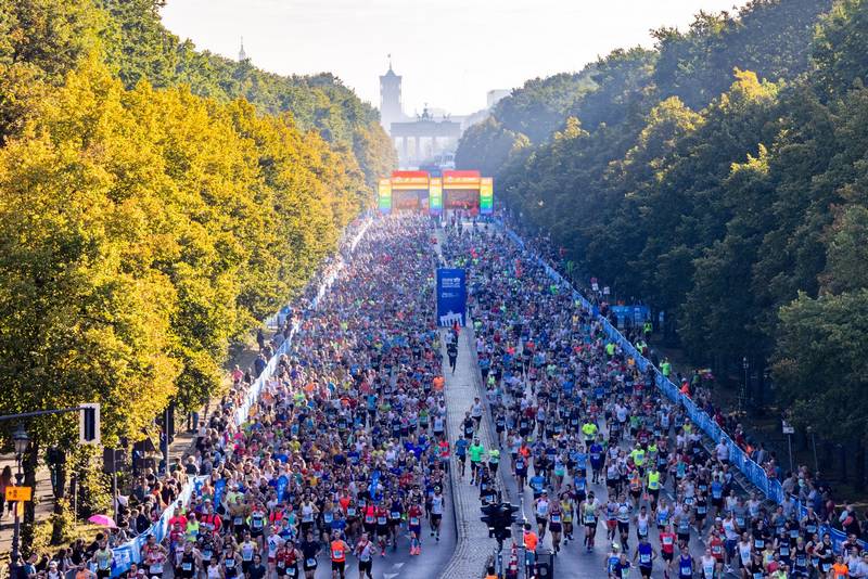Corredor en el Maratón de Berlín recorriendo el circuito más rápido para lograr su mejor marca.