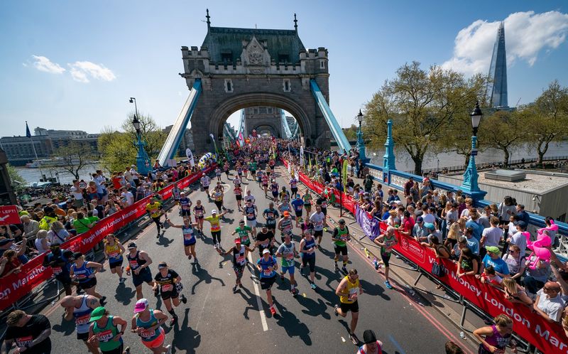 Corredor de running en la Maratón de Londres, mostrando recorrido, inscripción y plan de entrenamiento.