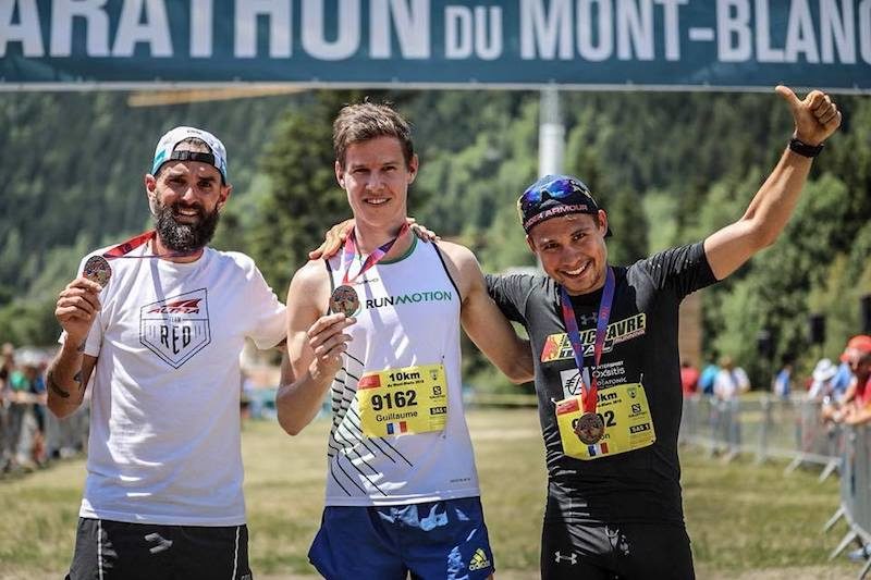 Corredor de trail revisa su material antes del Marathon du Mont-Blanc rumbo a Chamonix.