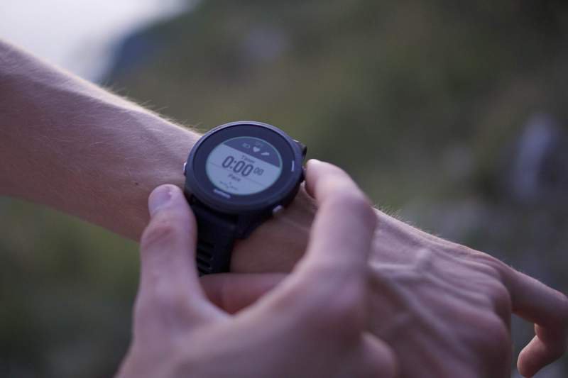 Reloj GPS deportivo para running, trail y maratón, ideal para medir ritmo, distancia y rutas.