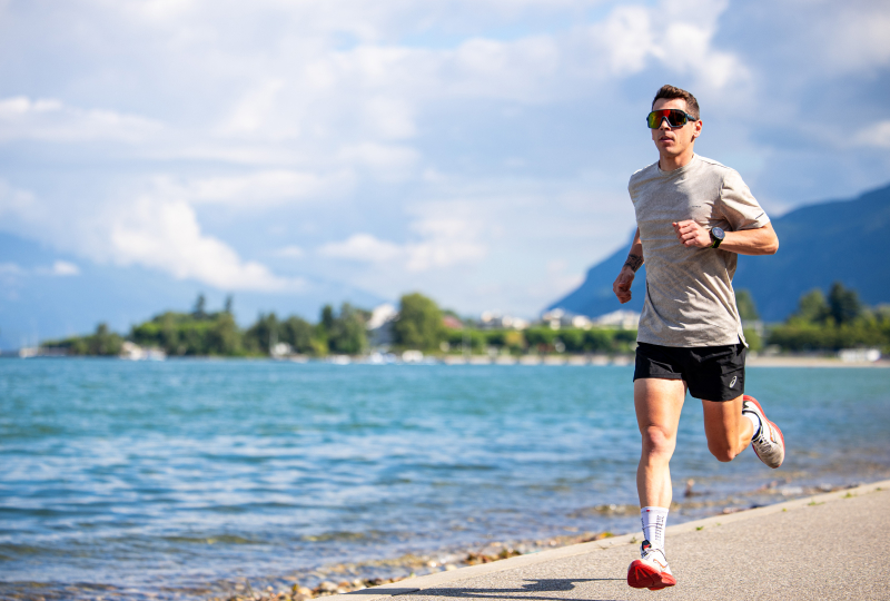 Corredor entrenando para mejorar su tiempo en 5K con tecnica, fuerza y series.