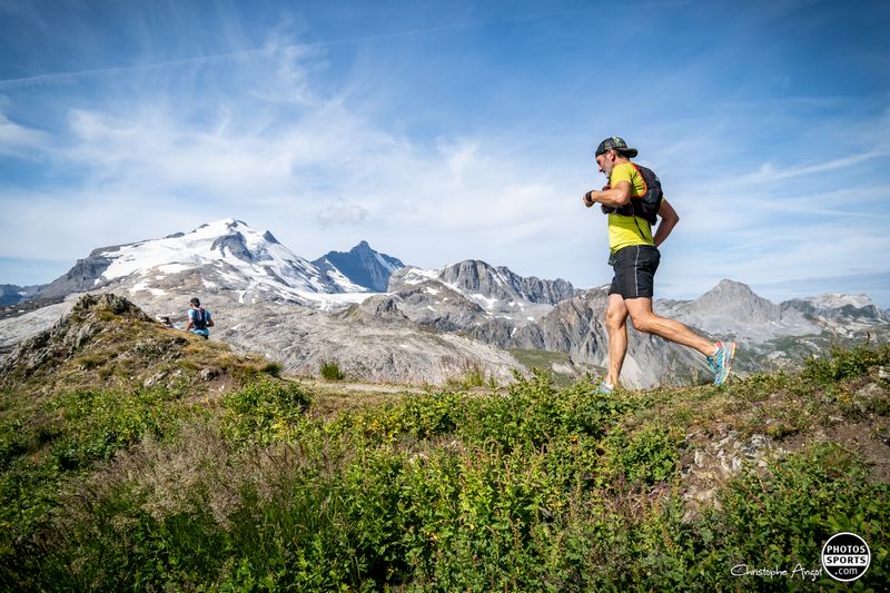 Corredor de trail running en montaña aplicando claves de entrenamiento para mejorar rendimiento y resistencia.