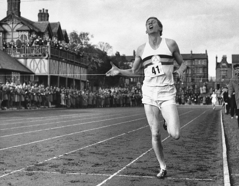 Corredor en pista recrea la milla sub 4 minutos inspirada en la hazaña de Bannister