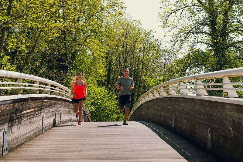 Corredor entrenando con motivacion mental para rendir mas en carrera y mejorar el entrenamiento.