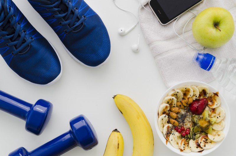 Atleta de resistencia elige alimentos saludables para mejorar rendimiento en running y ciclismo.