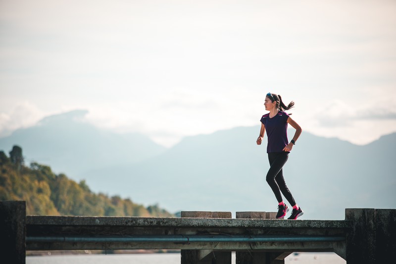 Corredor ajustando su nutricion junto a running y fuerza para mejorar rendimiento todo el año.