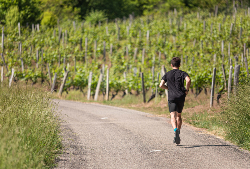 Corredor entrenando para su primer 5K con plan de 6 semanas, ritmo y consejos clave.