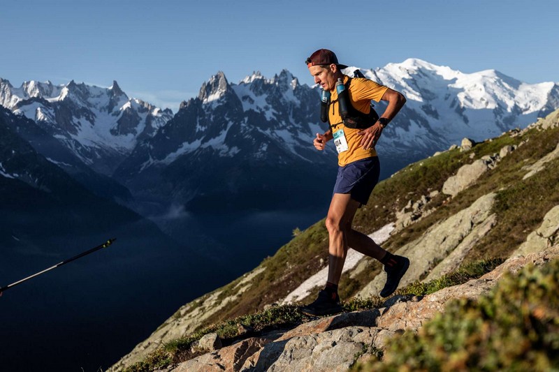 Corredor de trail running siguiendo un plan de entrenamiento para el Marathon du Mont-Blanc en Chamonix.