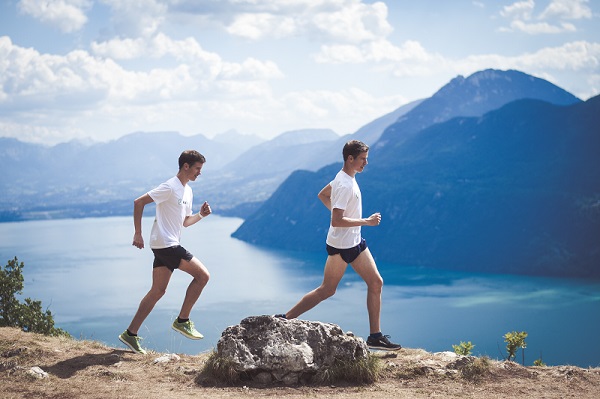 Corredor siguiendo un plan de entrenamiento personalizado de running para lograr su mejor marca.