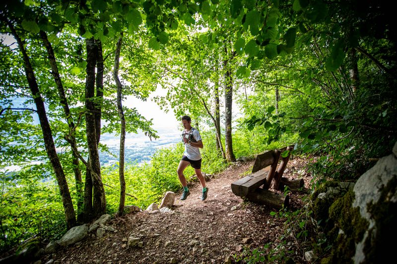 Corredor de trail siguiendo plan de entrenamiento para maratrail de 40 a 42 km.