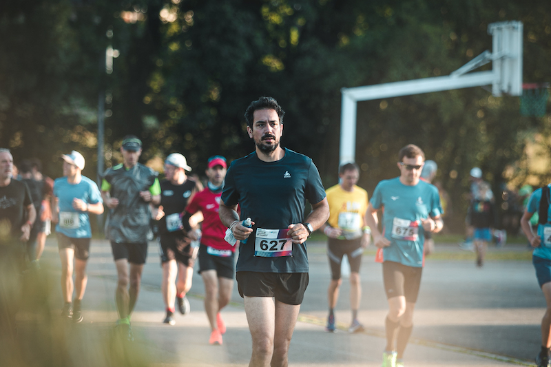 Corredor entrenando preparacion mental para correr, mejorar rendimiento y competir sin estres.
