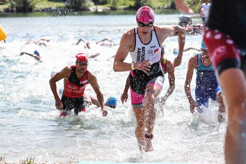 Triatleta principiante entrenando natación en piscina, primer paso para runners hacia su primer triatlón.
