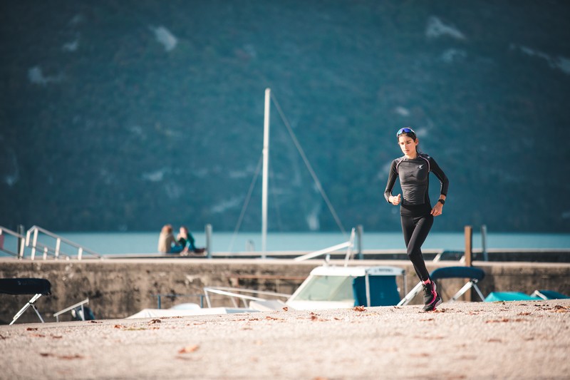 Corredor entrenando fuerza en verano para mejorar rendimiento en running todo el año.
