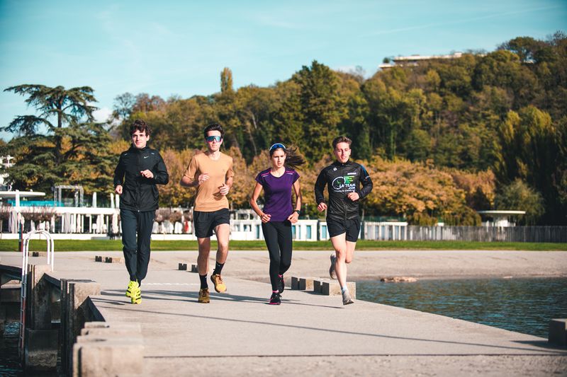 Corredor entrenando fuerza y running para mejorar rendimiento y mantener summer body todo el año.
