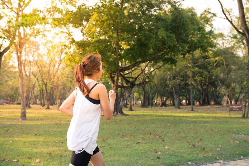 Corredor haciendo running, explicando efectos en salud, corazón y articulaciones al correr.